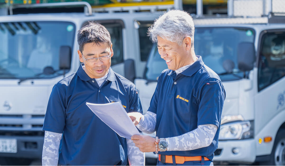 打ち合わせをする従業員の写真